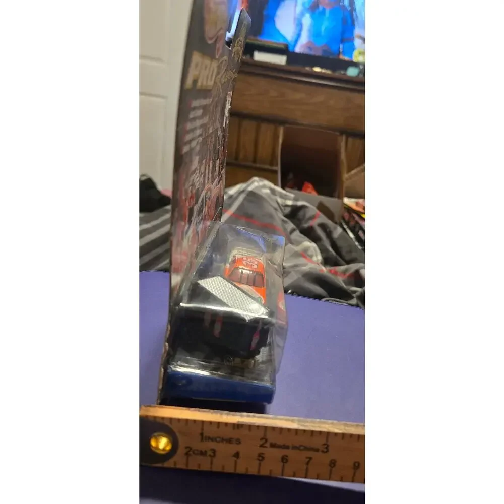 Todd Bodine #35 Tabasco Hot Wheels Pro Racing 1998 Pit Crew Edition MOC